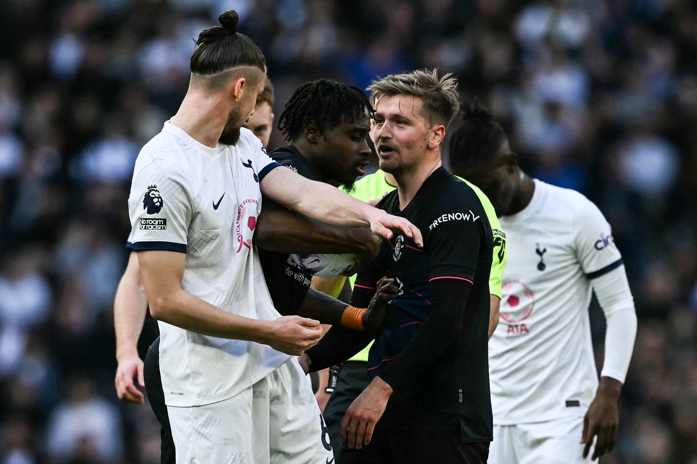 Le-a scos mingea din poartă lui Radu Drăgușin și colegilor săi și a declanșat furia! Cea mai controversată fază din Premier League: gol anulat cu sistemul „goal-line”, deși toată lumea a crezut că balonul a intrat complet!