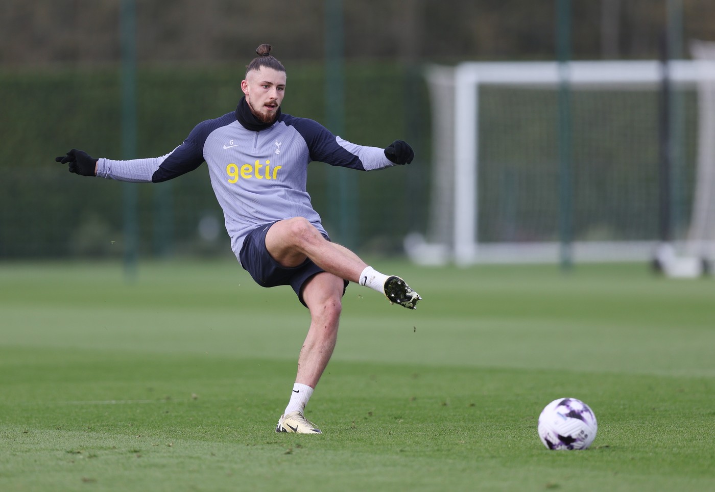 Ce ne scapă în cazul Radu Drăgușin la Tottenham. Fotbalistul care a venit în același timp cu românul are alt destin și joacă mai mereu