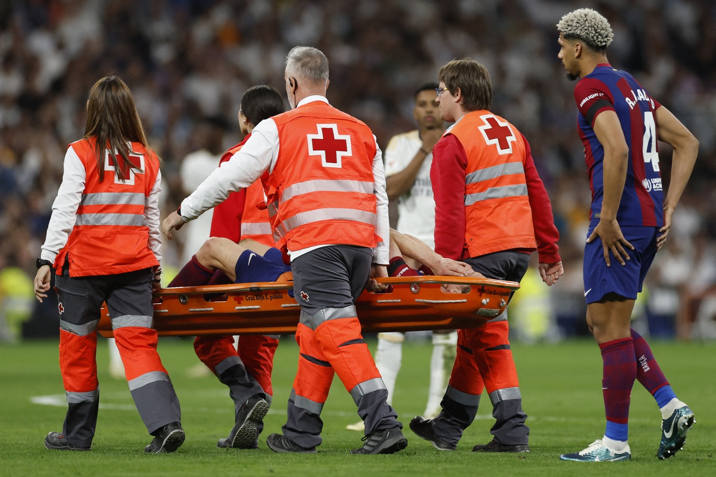 Accidentare gravă în Real Madrid – FC Barcelona. Starul lui Xavi a ieșit pe targă, cu ochii în lacrimi, moment în care pe Santiago Bernabeu s-a întâmplat un lucru care se vede o dată la mulți ani
