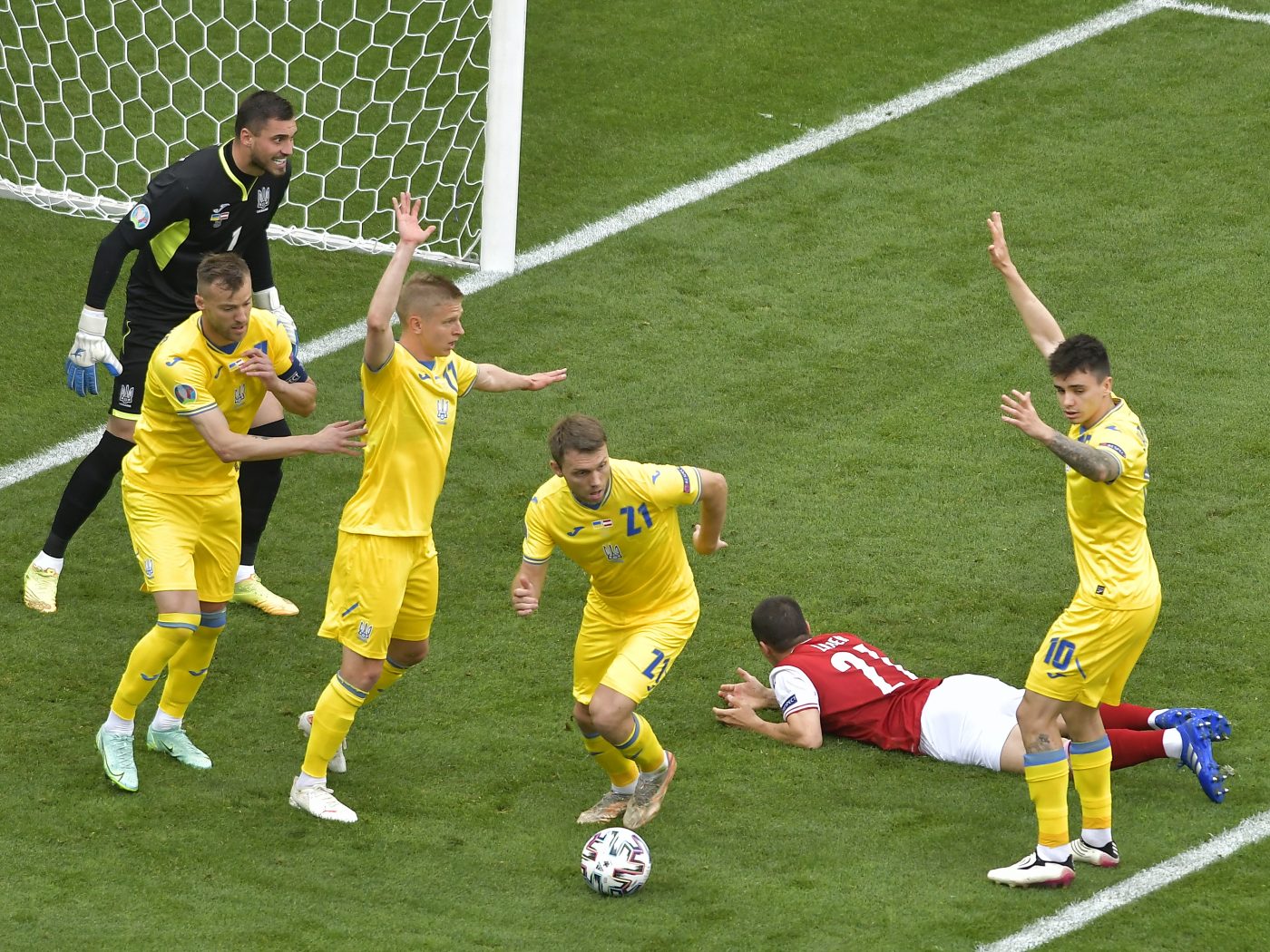 Adversarul României poate rata EURO 2024 pentru că e gata să lupte pe frontul din Ucraina! Fostul jucător de la Manchester City a făcut anunțul