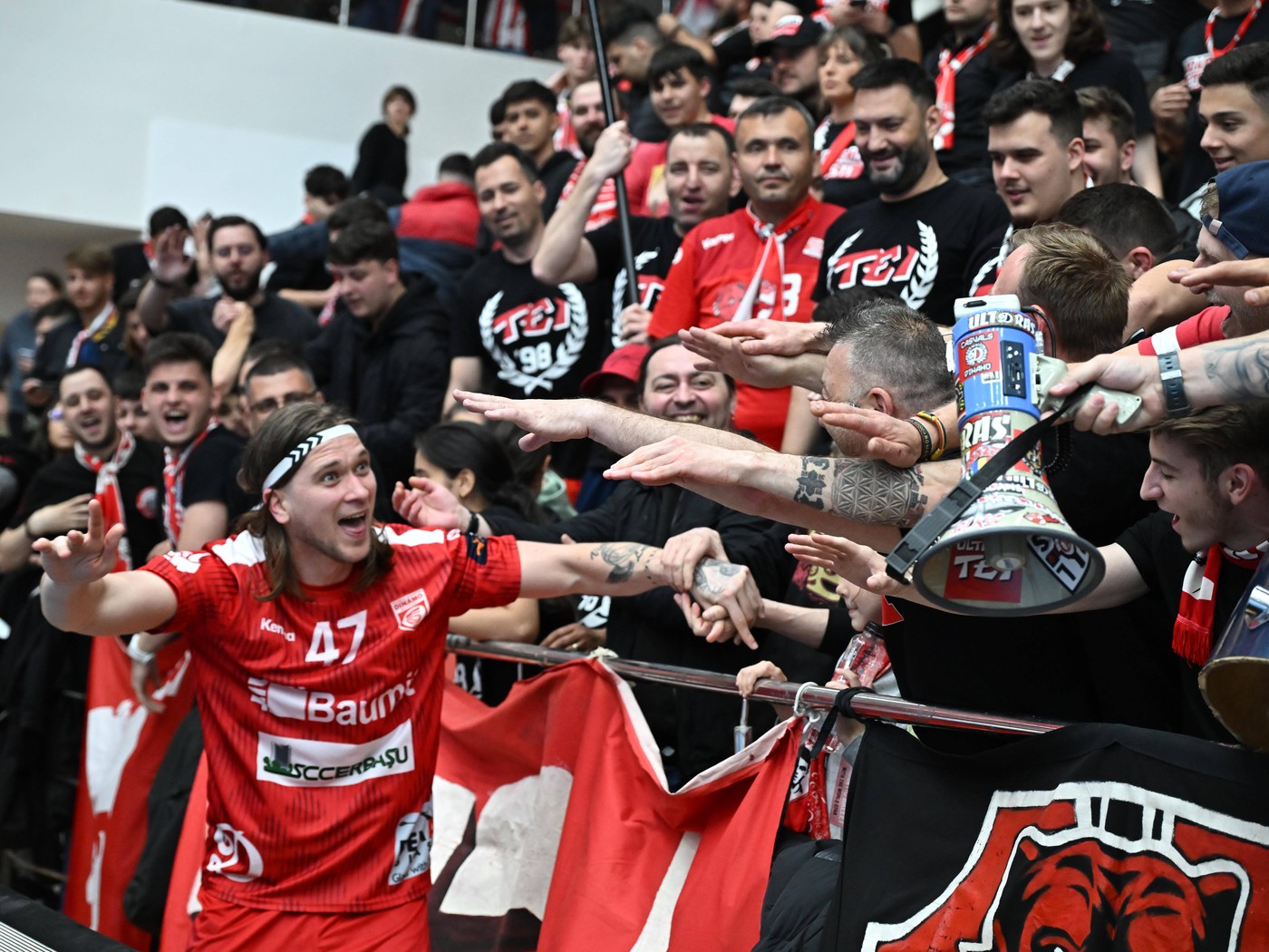 Anunț fabulos pentru fanii lui Dinamo imediat după performanța istorică: „La anul mergem în Final Four de Champions League”. „Secretul” unei calificări de senzație în European League: „Mi-am uitat pantofii și mi s-a umflat măseaua”. EXCLUSIV
