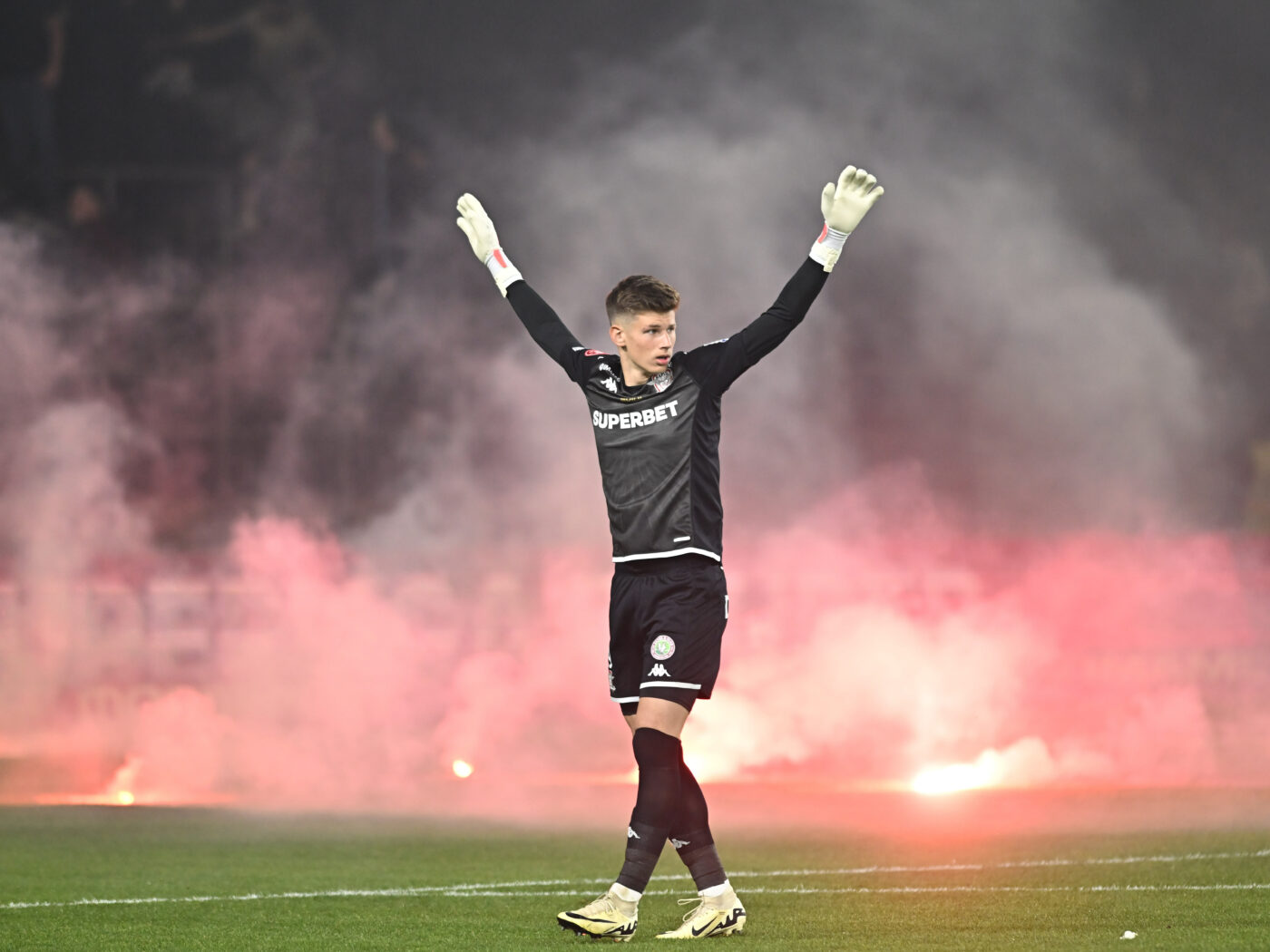 Au dat cu torțe special pentru ca meciul Rapid – FCSB să nu se joace în Giulești?! Ce pedeapsă riscă formația patronată de Dan Șucu