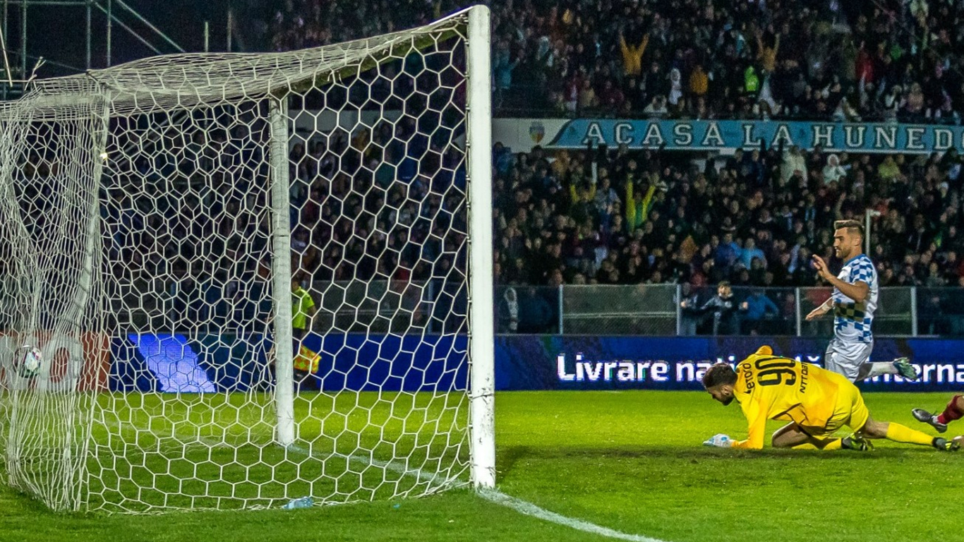 Reacțiile cluburilor Corvinul și CFR imediat după rezultatul surprinzător de la Hunedoara, din sfertul de finală al Cupei României! ”Corbii”, în al nouălea cer, clujenii par să nu știe să piardă!