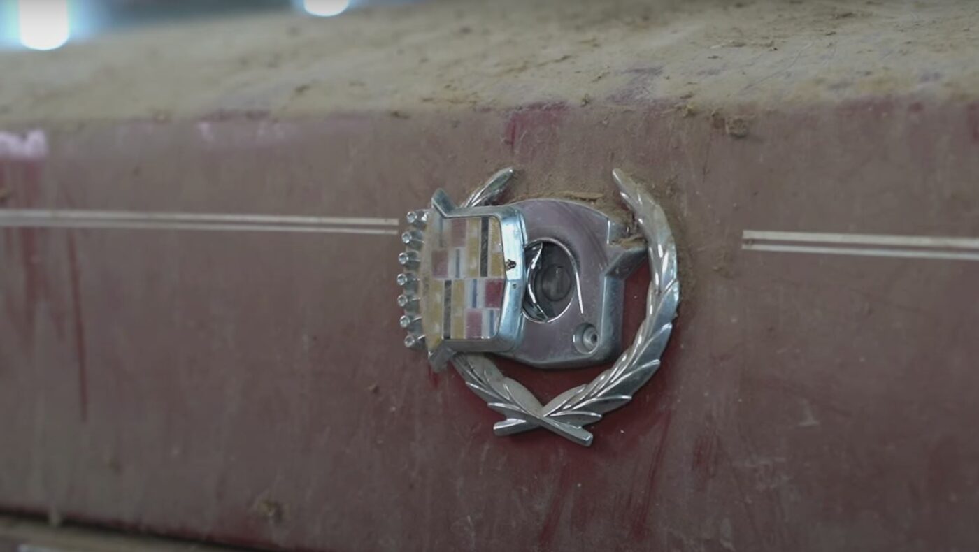 Ce au descoperit în portbagajul unui Cadillac DeVille, abandonat și prăfuit de 21 de ani, cei care au readus „bijuteria” la viață! Au rămas uimiți de-a dreptul