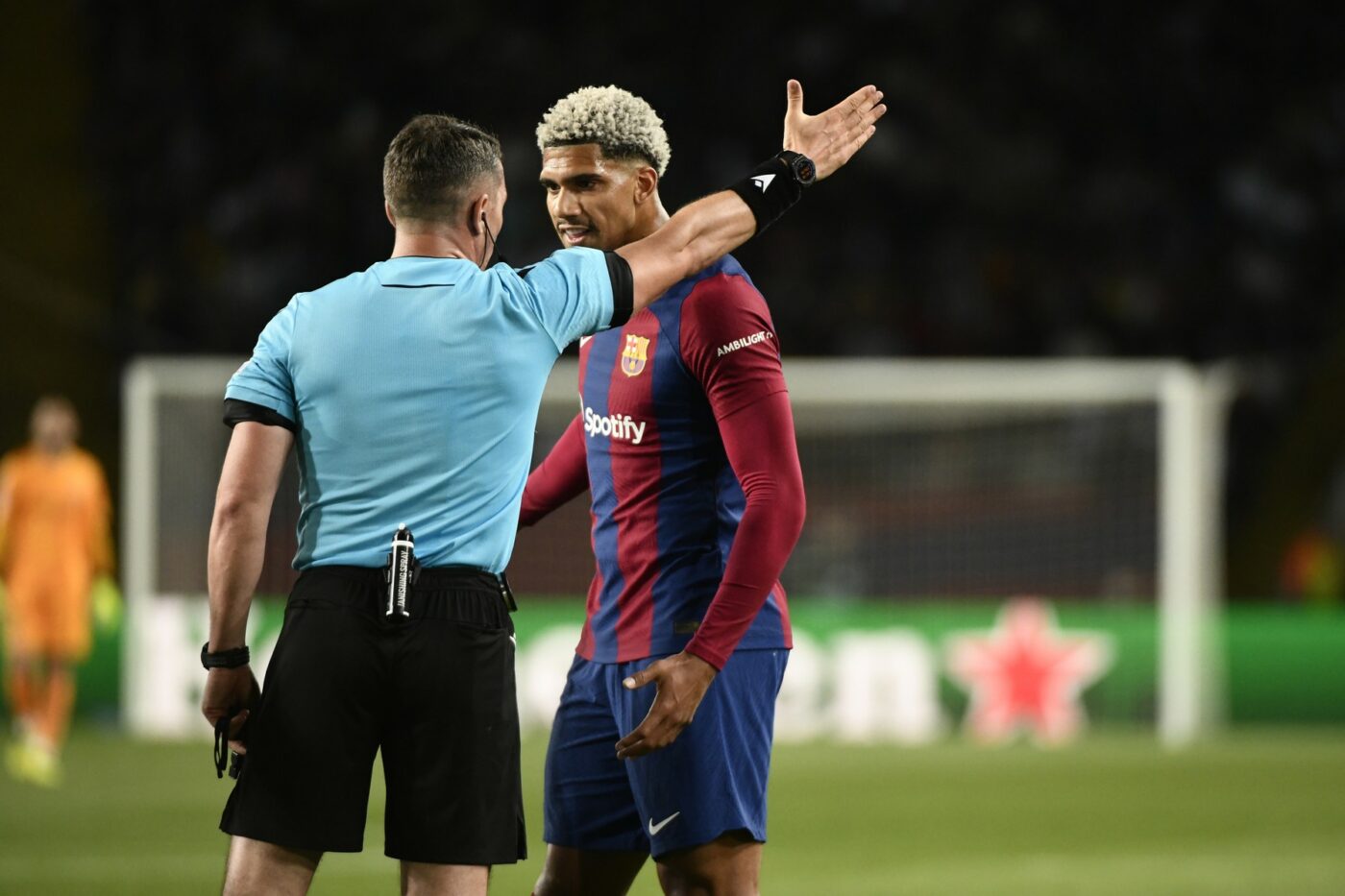 Ce gest a făcut Araujo despre Istvan Kovacs după ce românul i-a dat cartonaş roşu în Barcelona – PSG! Riscă o suspendare uriaşă