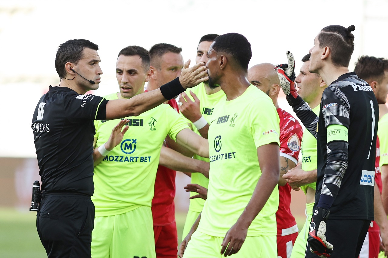 Ce nu s-a văzut la TV după Dinamo – Poli Iași 1-0! Au sărit scântei pe teren între coechipieri: căpitanul a urlat la colegi, în special la cel care a ieșit cu mâna luxată, iar unul dintre fotbaliștii tineri a început să plângă în hohote