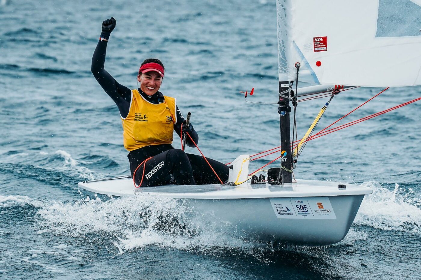 Cine este Ebru Bolat, noua senzație din yachting care va merge la Paris 2024 dar va concura la Marseille! A ratat calificarea la Tokyo după ce i s-a defectat cârma bărcii, e pasionată de animație și a studiat în Marea Britanie: „Îmi place arta”. SPECIAL