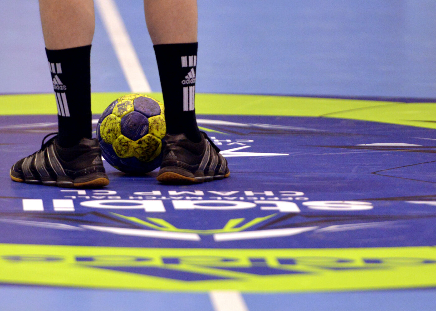 Continuă circul în handbalul românesc! Două echipe din vestul țării, aflate la retrogradare, se tem de arbitrajele unor „fluierași” din zona Moldovei, inclusiv de un vasluian care să „tragă” pentru CSM Vaslui. EXCLUSIV