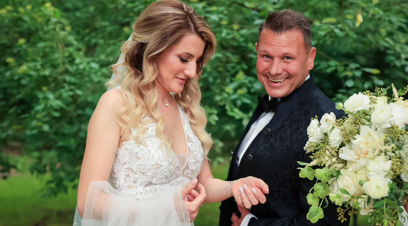 Cum arată soția lui Thomas Neubert! Andreea a intrat și a sărbătorit pe teren titlul obținut de preparatorul fizic cu FCSB. FOTO