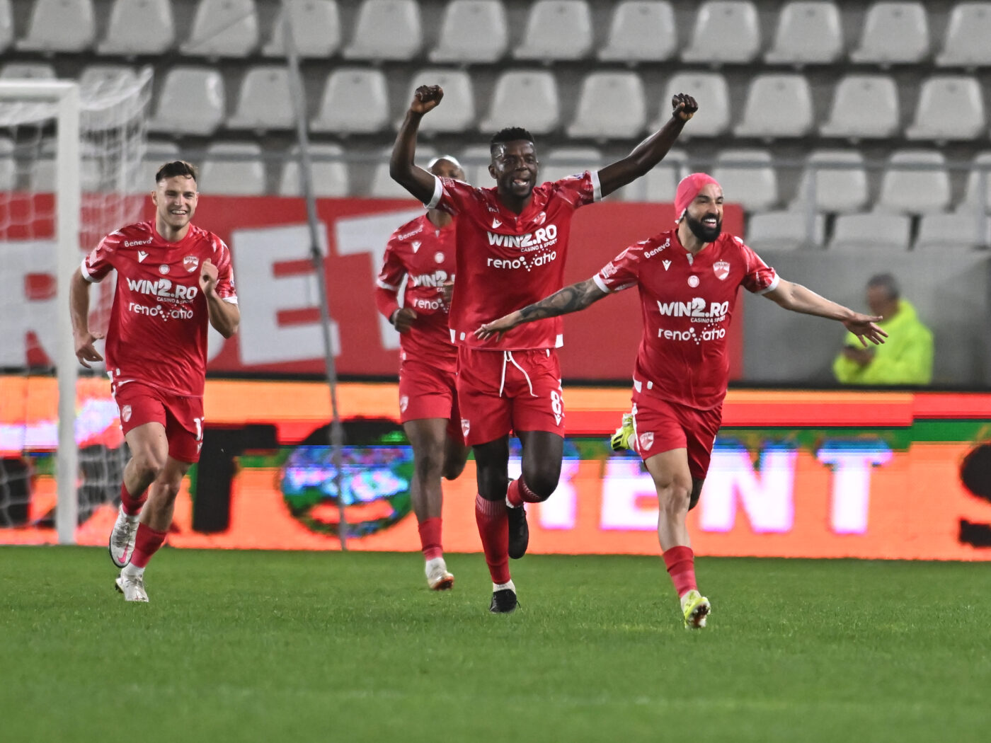 Dinamo – Petrolul 1-0, Live Video Online în a doua etapă a play-out-ului din Superliga. Lupii galbeni, capsați de „câini”. Moura înscrie
