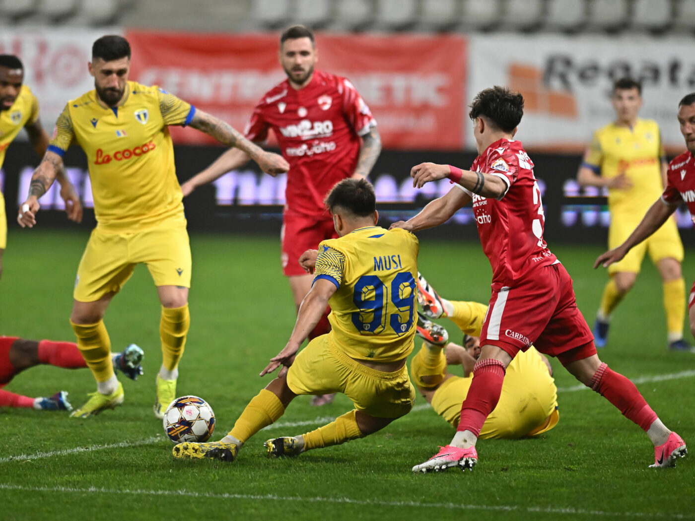 Scandal monstru în Dinamo – Petrolul cu o fază VAR care a durat 10 minute! Feşnic a îngropat echipa lui Kopic cu un penalty controversat la un duel Amzăr – Musi