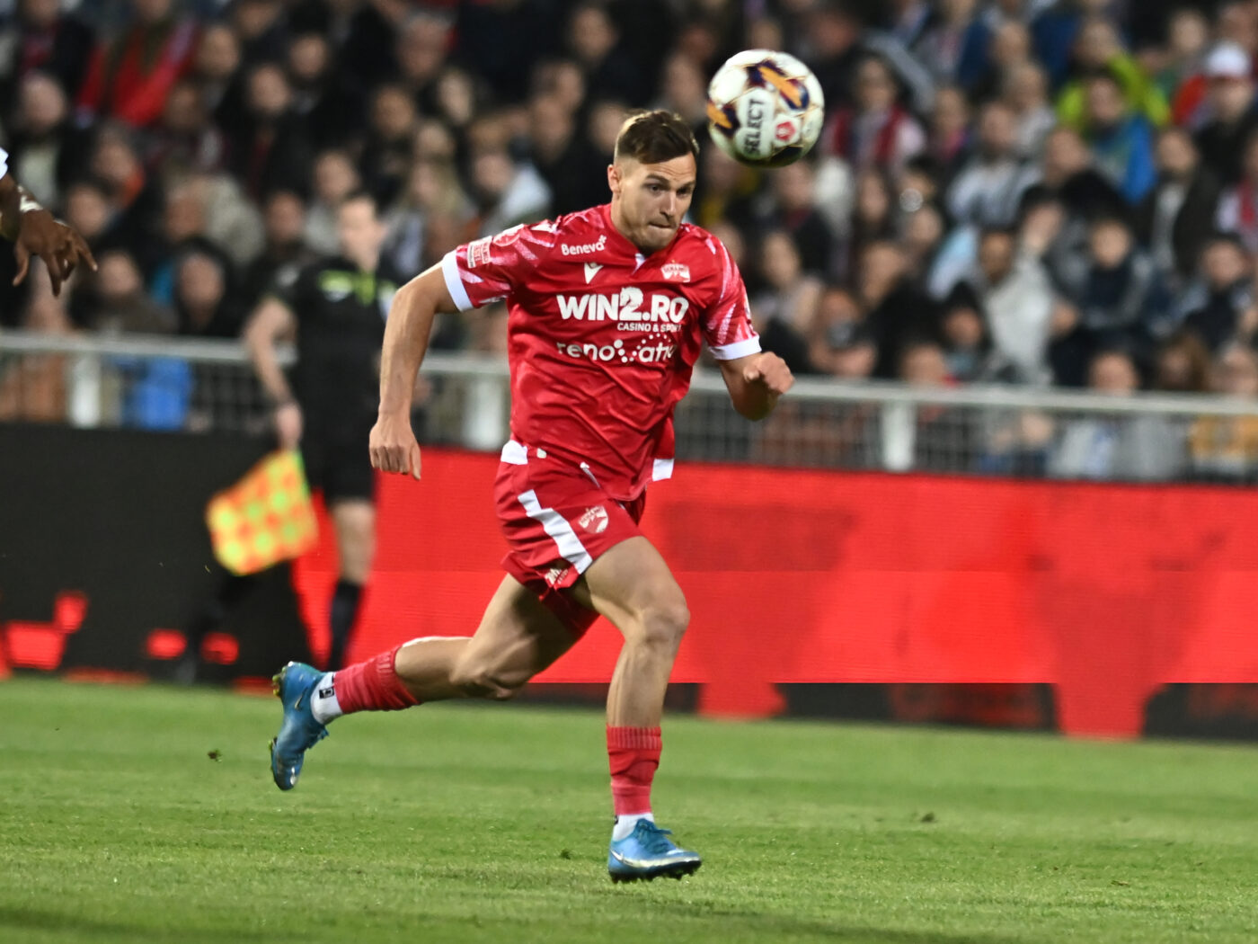 Dennis Politic a răbufnit după ce echipa sa a primit gol la ultima fază în meciul FC Botoșani – Dinamo 2-1 și a ajuns pe loc direct retrogradabil: „Deja e penibil!”