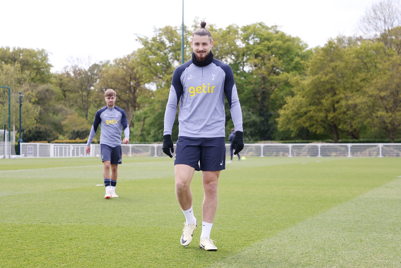 Dezastru pentru Radu Drăgușin la Tottenham, chiar și când echipa ia 3 goluri fără el! Rivalii pe post, Romero și Van de Ven, au primit cele mai mari note din echipa lui Ange Postecoglou