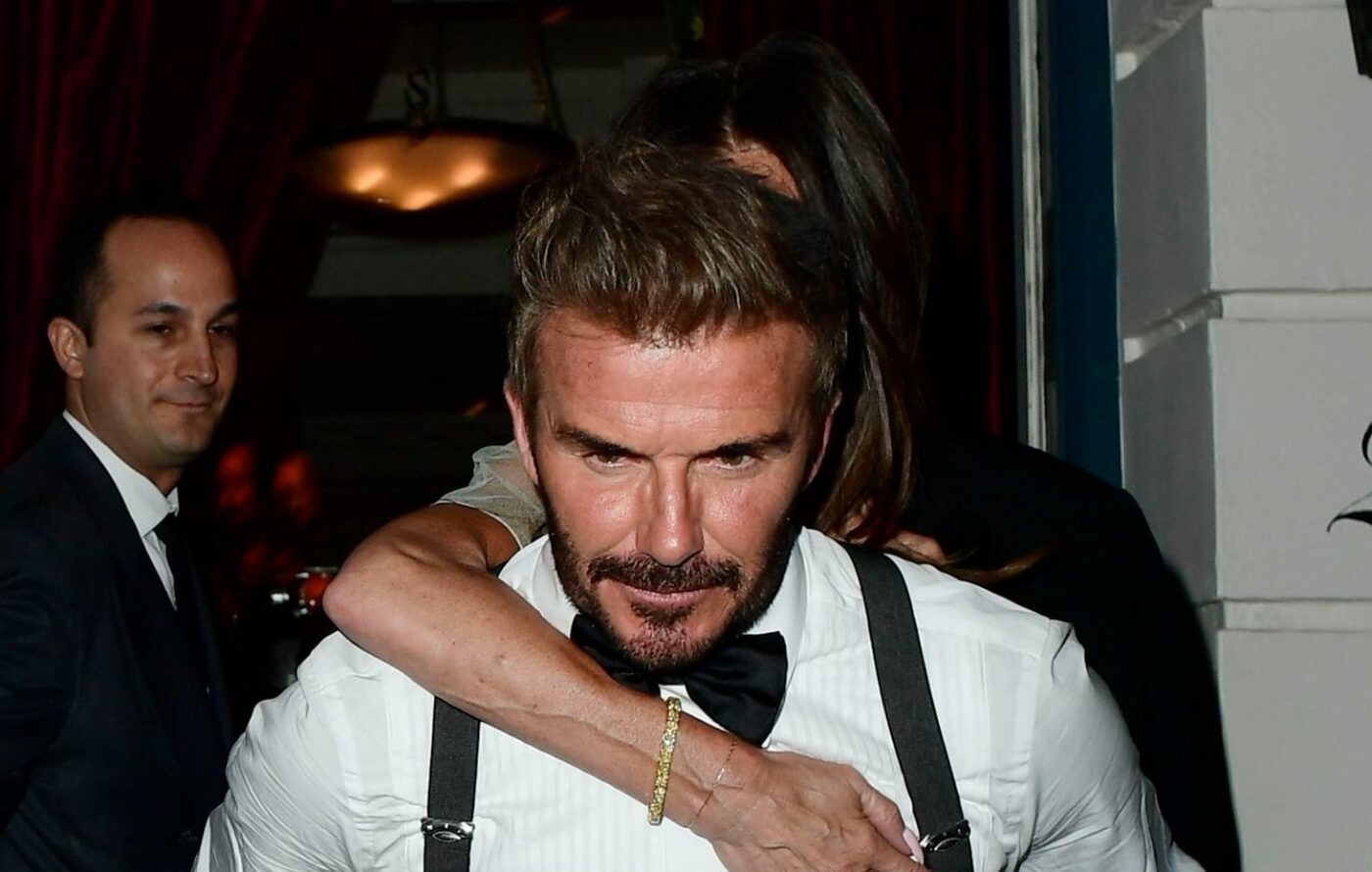 Dezmăț total la petrecerea de ziua ei: Victoria Beckham, fotografiată în timp ce e cărată de David Beckham până la maşină, la 2:30 dimineața!