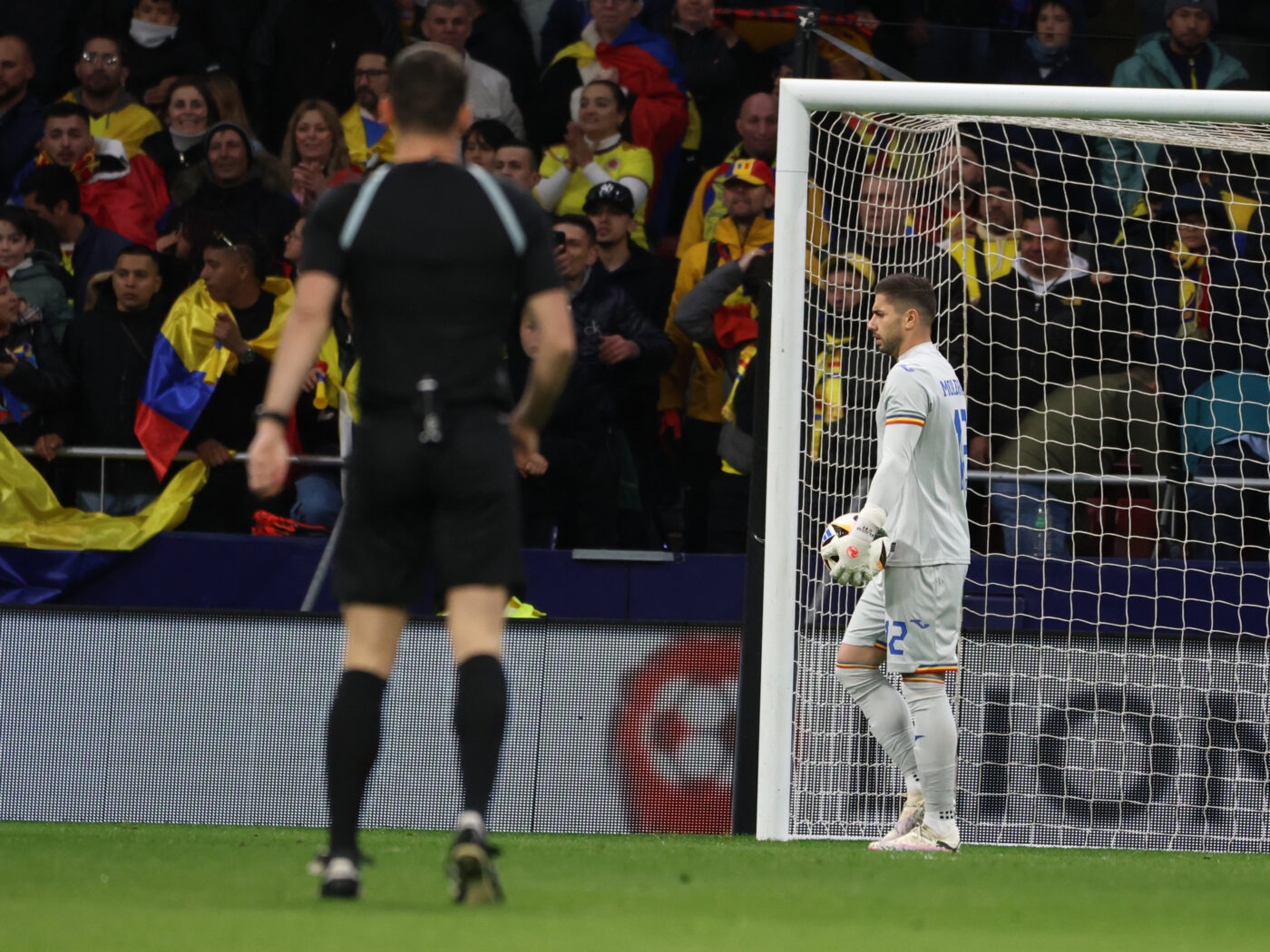 Doi români s-au dus după Horațiu Moldovan la meciul Villarreal – Atletico Madrid. Au scos un mesaj scris pentru el, iar portarul s-a dus imediat la ei și a făcut un gest remarcabil