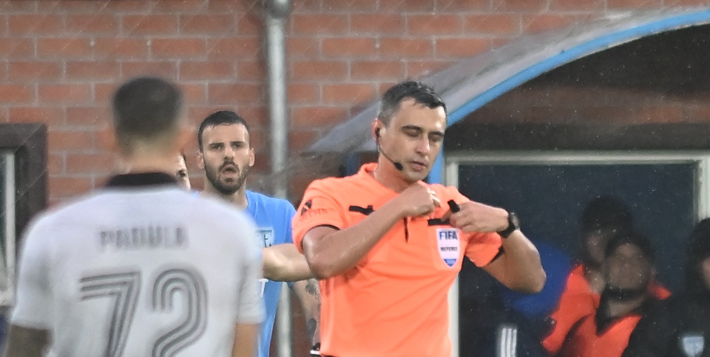 Erori incredibile pe bandă rulantă! Greșeala imensă de arbitraj din Superliga poate fi decisivă în lupta pentru evitatea retrogradării. Marius Avram: „Asta era decizia corectă”. EXCLUSIV