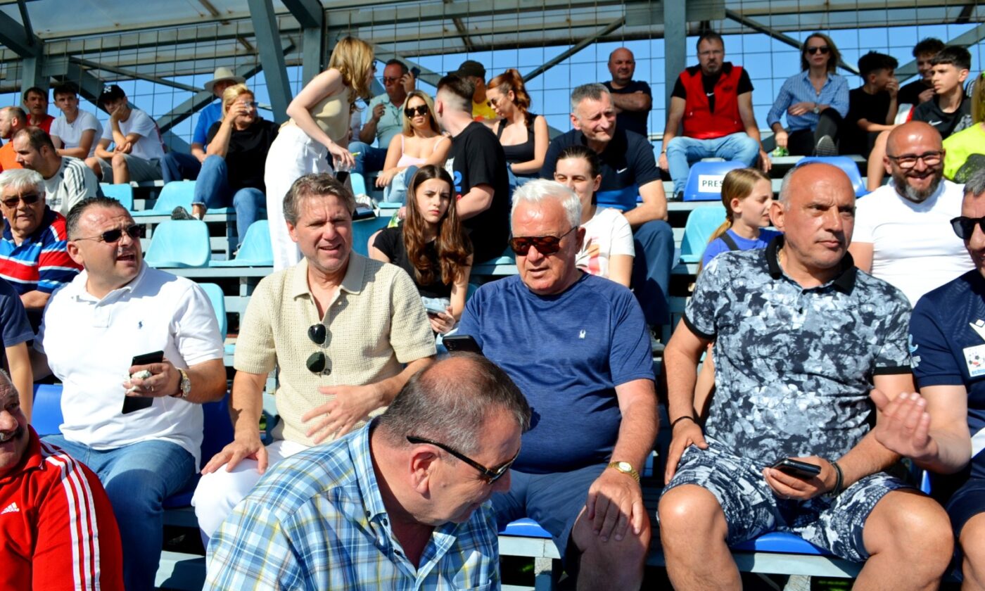 Evenimentul anului și asistență record în comuna unde joacă doi foști campioni ai României! „Generația de Aur”, luată pe sus de sute de oameni la un meci de neuitat: „Nici nu se mai uitau la meci! Toată lumea era înnebunită după Prunea și Răducioiu”. EXCLUSIV