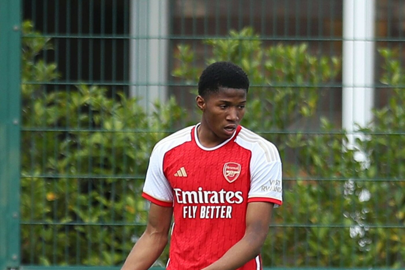 Există un nou atacant fenomenal: Chido Obi-Martin, de la Arsenal! I-a dat 10 goluri lui FC Liverpool la Under16. VIDEO