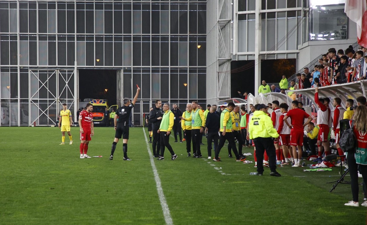 Explicație halucinantă de la Camera VAR pentru care nu s-a dat ofsaid la faza care o poate retrograda pe Dinamo! De ce nu s-au trasat liniile la penalty-ul Petrolului