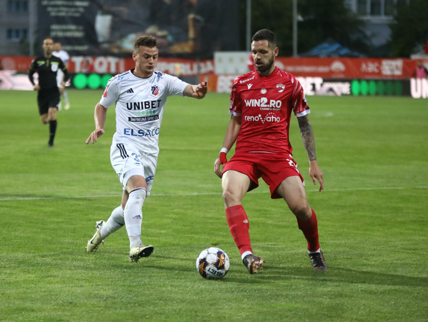 Probleme mari pentru Dinamo. „Câinii” cad pe capete înainte de jocul decisiv cu UTA. Darko Velkovski s-a antrenat separat și este posibil să rateze meciul cu arădenii. EXCLUSIV