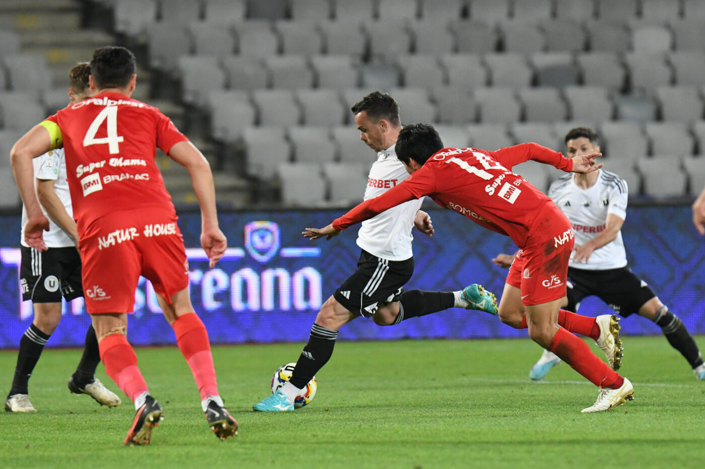 FC Hermannstadt – U Cluj 1-1! Meci tensionat la Sibiu, încheiat cu o răfuială între cele două tabere, pe marginea terenului