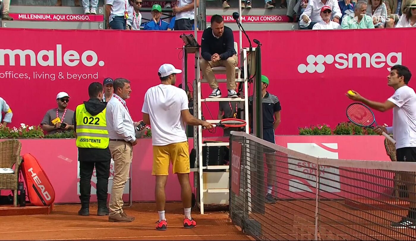 Fază nemaivăzută la turneul ATP de la Estoril! Ce a putut decide arbitrul după ce un spectator a strigat „aut” în timpul punctului: lucrurile au luat-o razna pe teren. VIDEO