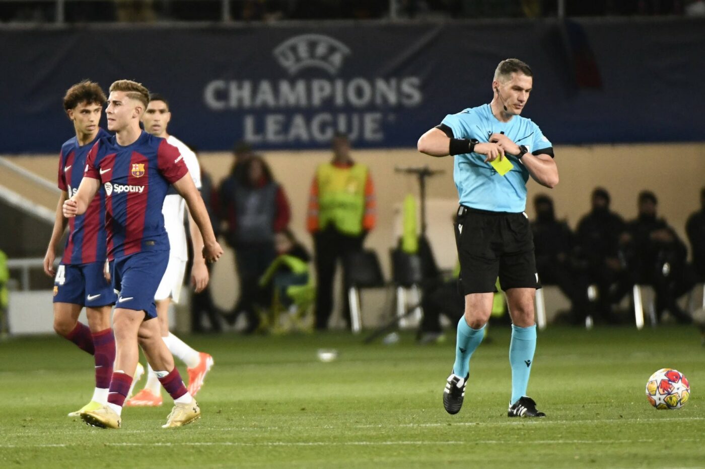 Feşnic i-a cerut lui Kovacs să-i dea roşu lui Xavi! Ce gest urât a făcut antrenorul în Barcelona – PSG, după o decizie controversată a centralului