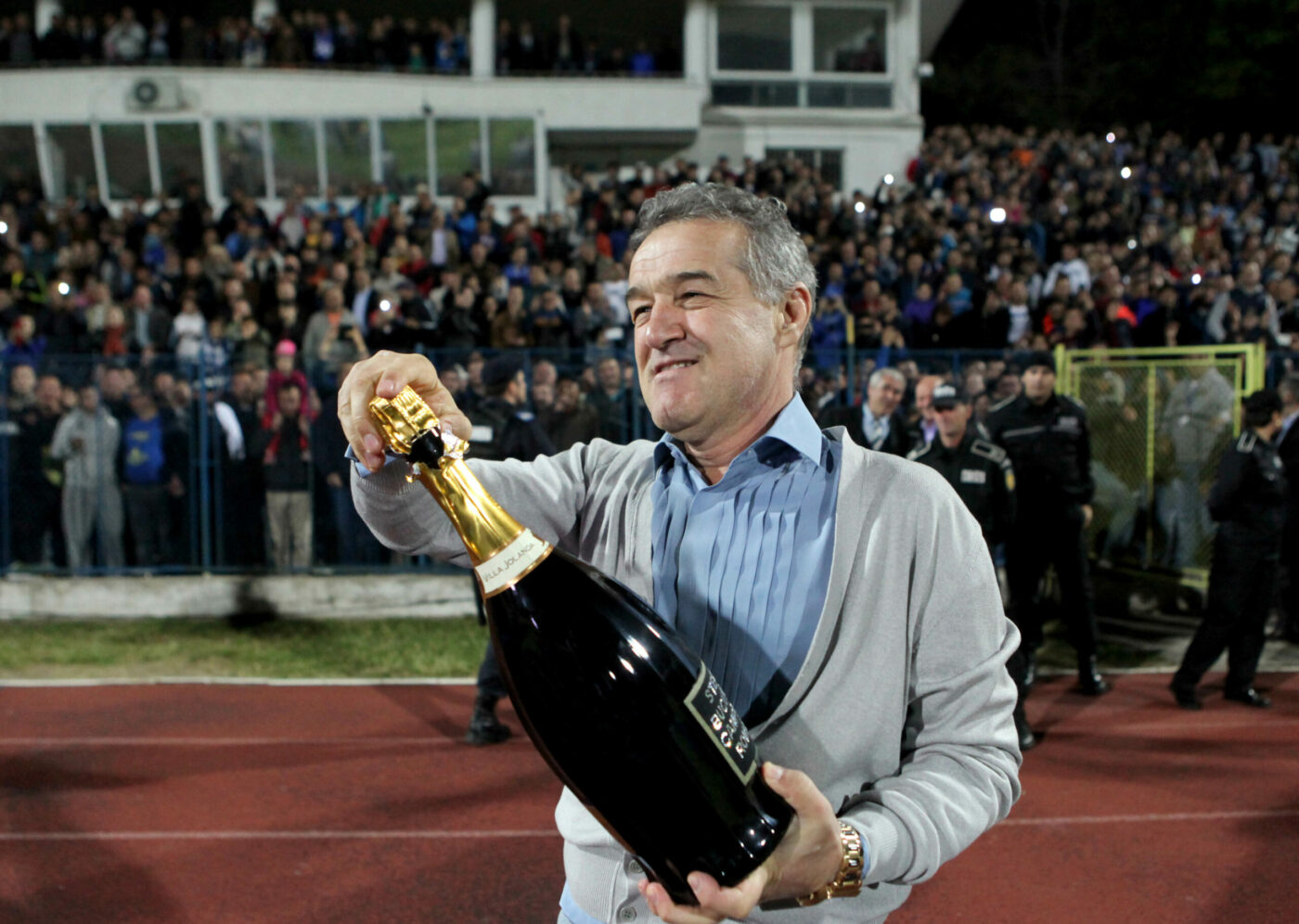 Fotbalistul FCSB l-a scos din minți pe Gigi Becali, după ce i-a stropit costumul scump cu şampanie! „S-a supărat pe el”