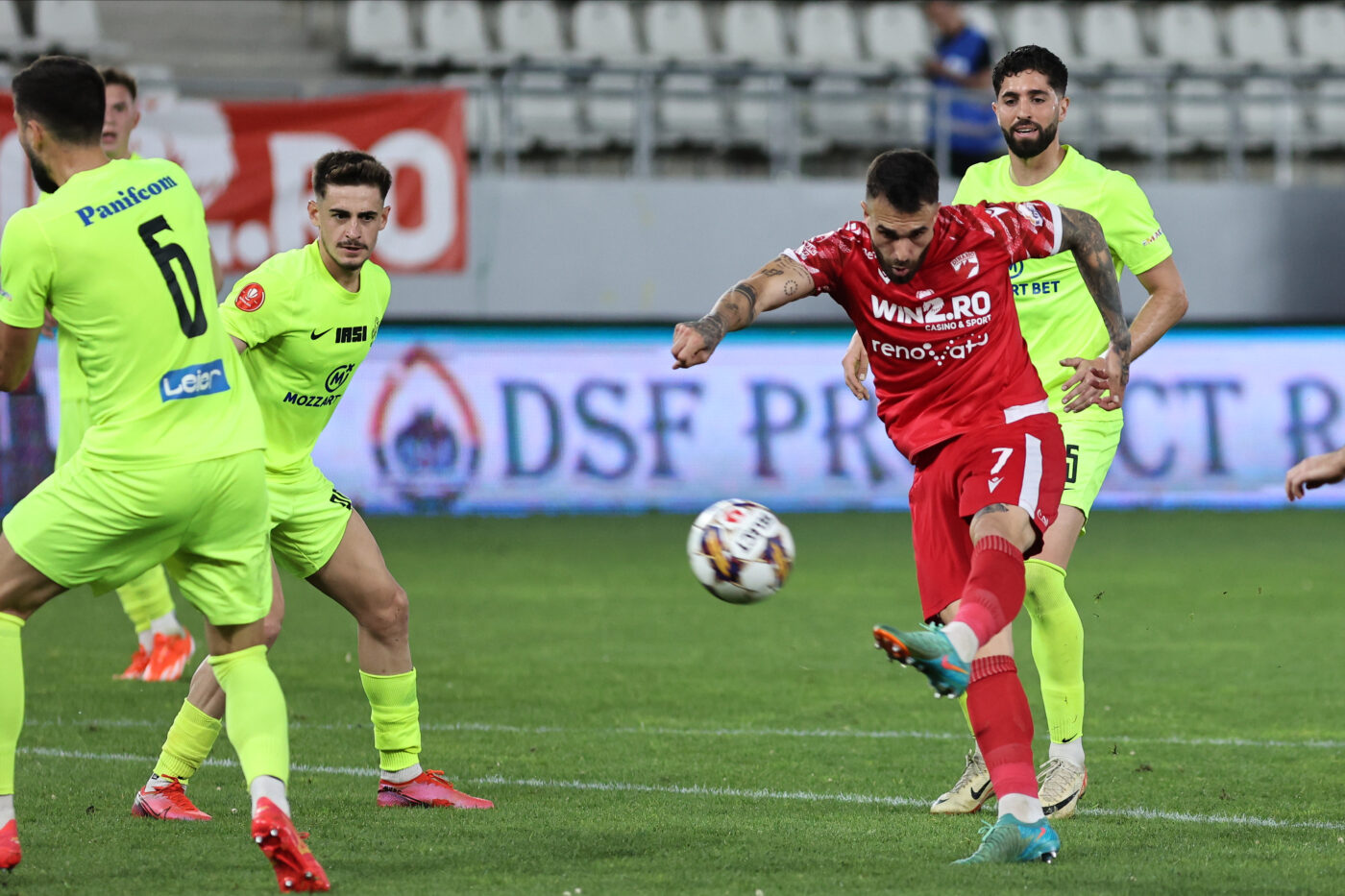 Fotbalistul de Poli Iași a răbufnit în direct, la interviul de după meciul cu Dinamo, și l-a distrus pe Ovidiu Hațegan: „Se duce acasă și noi mergem în Liga 2! I-a făcut capul lui Luca Mihai ca și cum l-a împușcat”