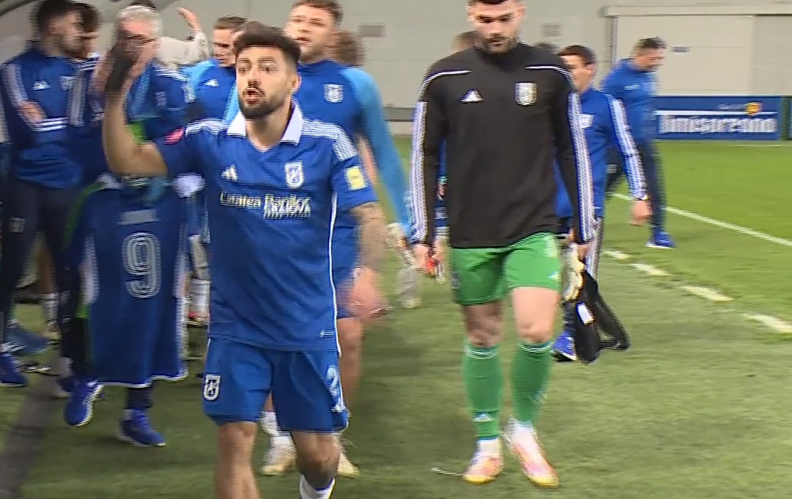 Fotbalistul de la FC U Craiova și-a pierdut cumpătul și i-a aruncat cuvinte grele unui fan al oltenilor! „Nu e normal să te înjure de copii, de morți”