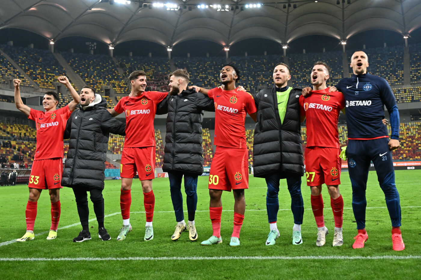 Fotbalistul de la FCSB pentru care Gigi Becali a spus că „Dumnezeu va face o minune” s-a înjurat ca la ușa cortului cu un youtuber urmărit de 250.000 de persoane: „Bă, dereglatule, tu ai sunat-o pe nevastă-mea la ora asta?!”
