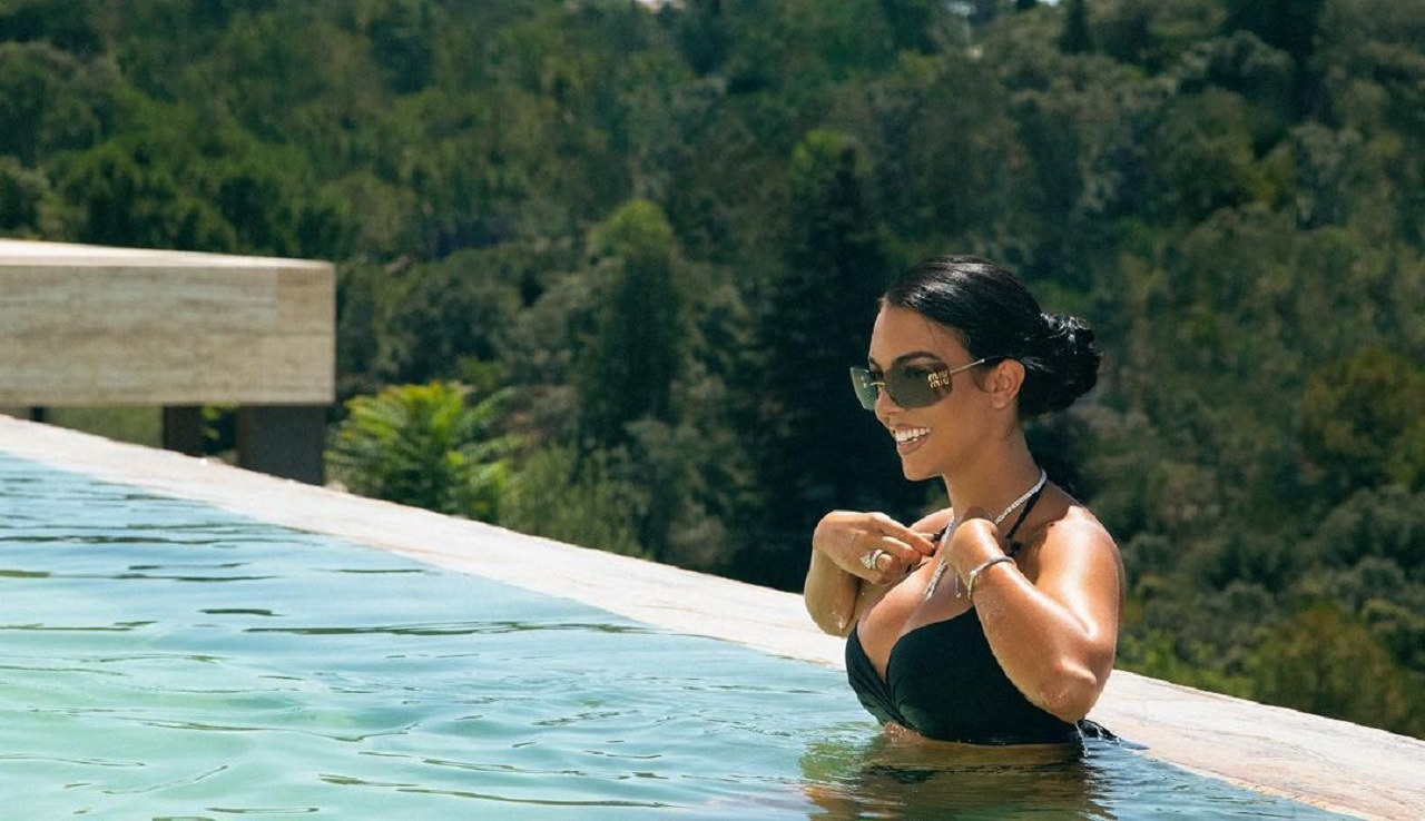 Georgina Rodriguez, apariție incendiară în costum de baie, chiar sub ochii lui Cristiano Ronaldo. GALERIE FOTO