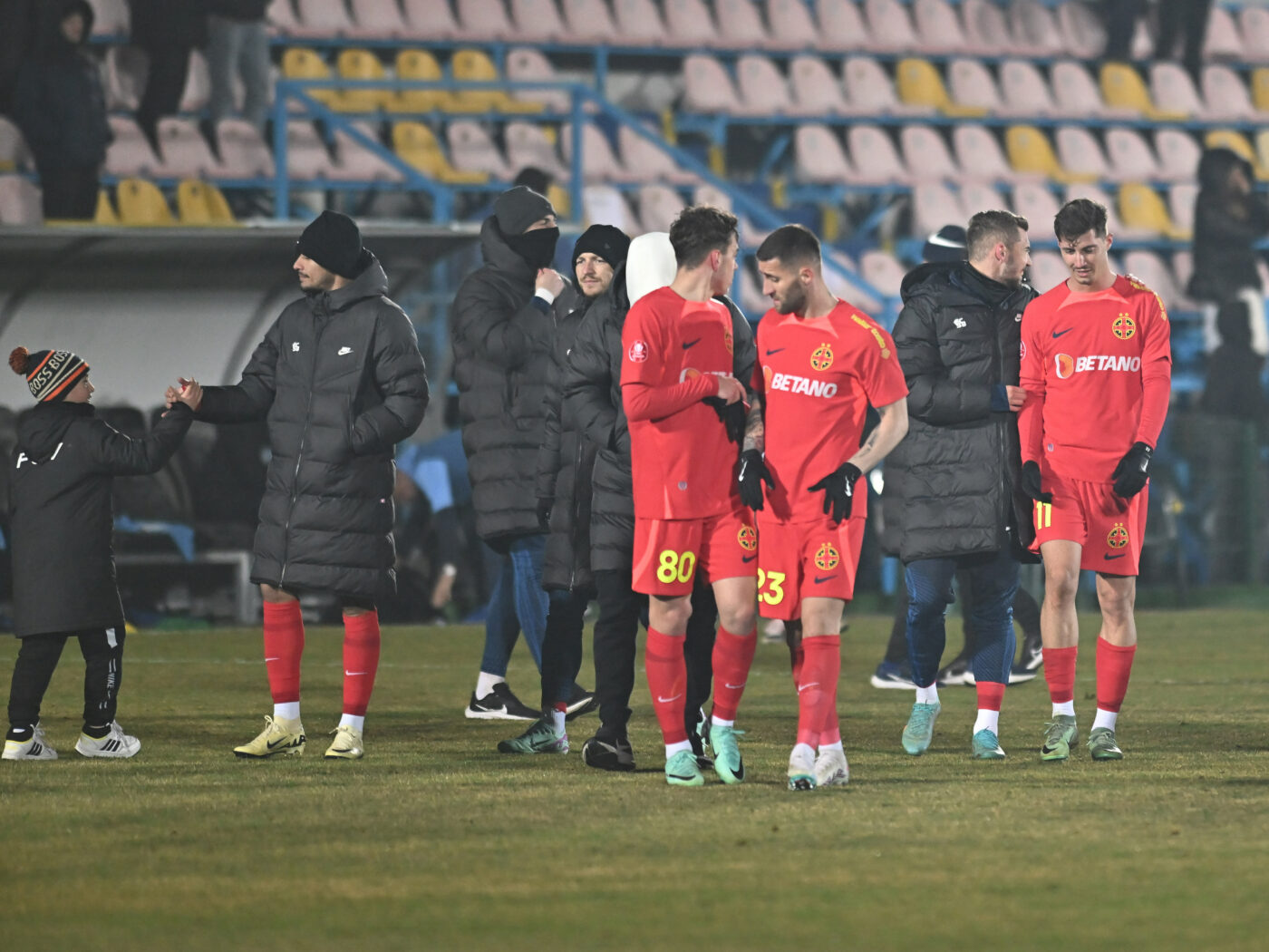 Gest grosolan al fotbalistului FCSB, chiar înainte să fie schimbat de Gigi Becali! Camerele TV au surprins totul în direct și imaginile sunt urâte