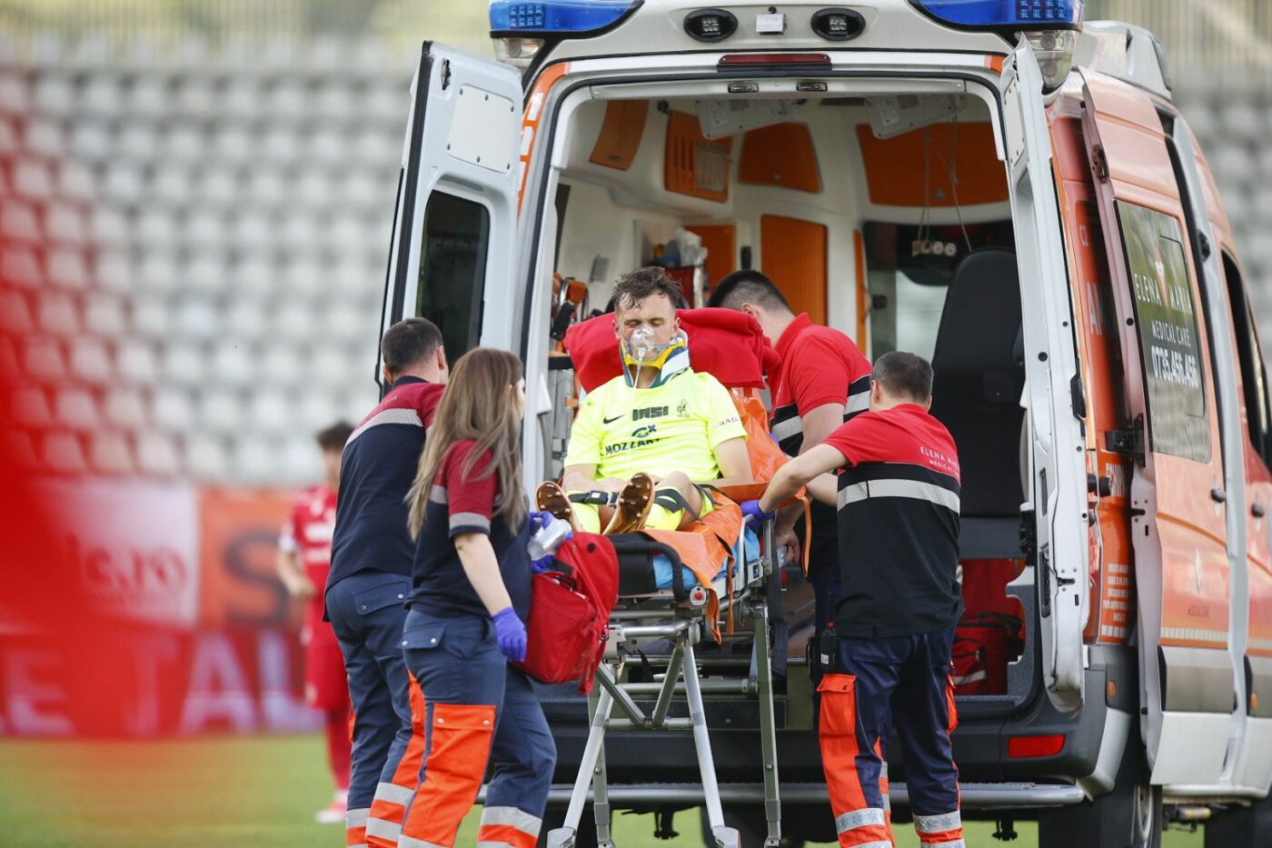 Homawoo, intrare criminală în Dinamo – Poli Iași: i-a dat un cap în ceafă lui Luca Mihai! Fotbalistul moldovenilor a rămas inert și Hațegan a făcut semne disperate să intre doctorii echipelor și ambulanța pentru a-l salva. Apoi, a luat o decizie șocantă