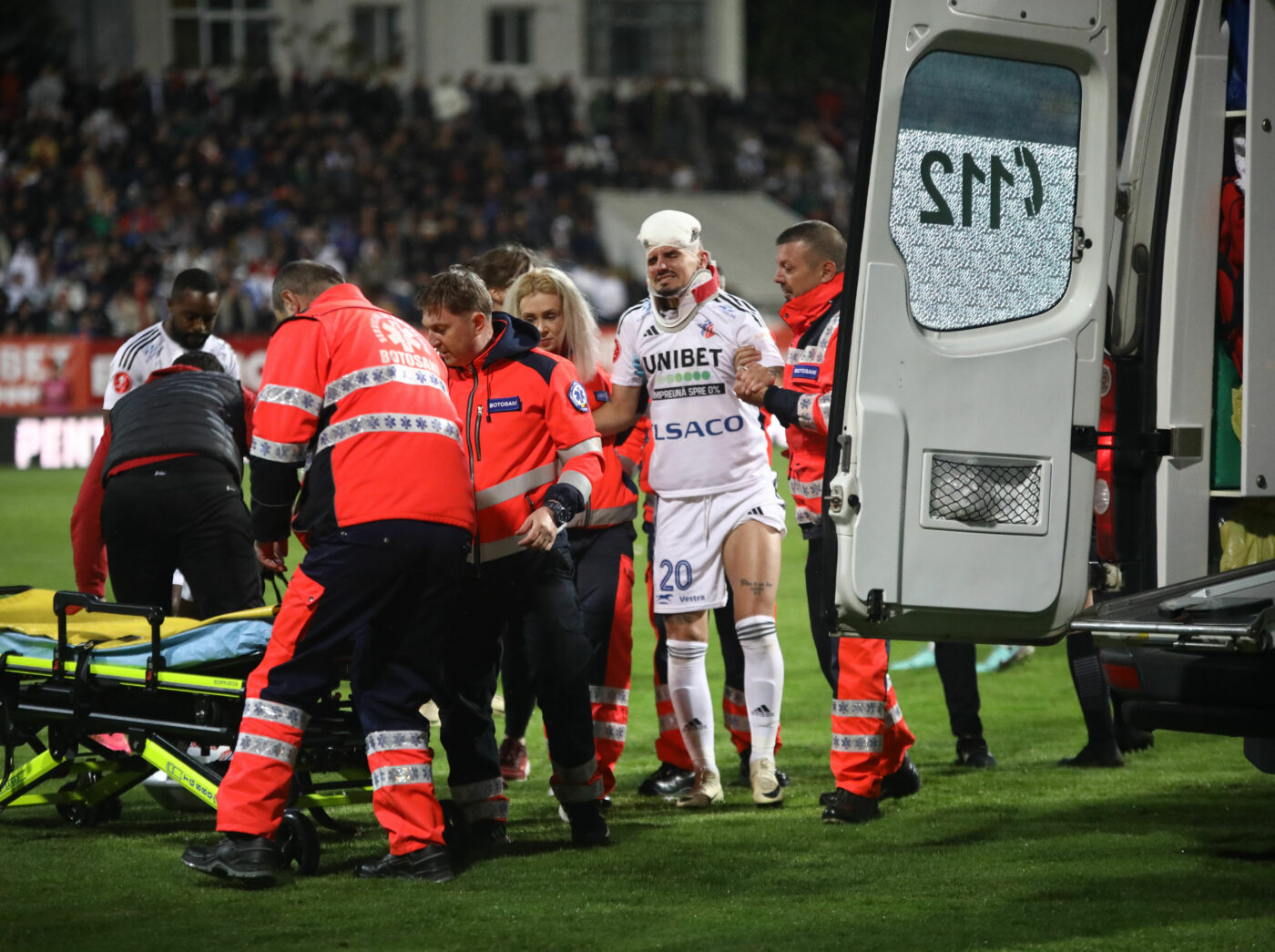 Imagini incredibile cu Romario Benzar, după ce Hakim Abdallah l-a lovit cu piciorul în cap! Fotbalistul de la FC Botoșani a fost scos cu ambulanța de pe teren