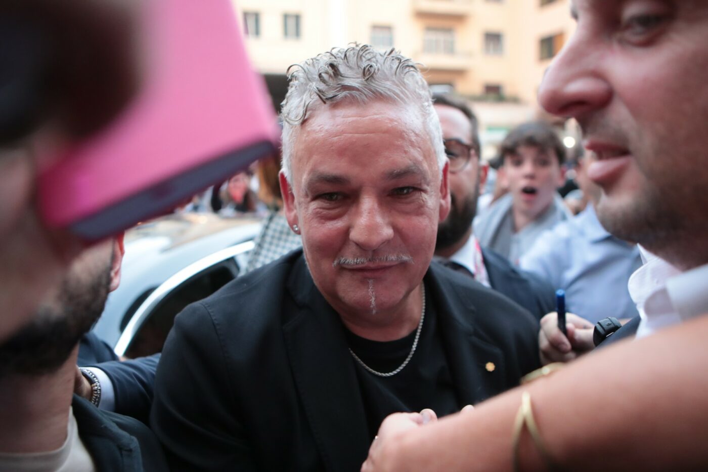 Imaginea cu Roberto Baggio în care e de nerecunoscut: gras și cu părul mult mai lung. Ce a făcut fostul câștigător al Balonului de Aur, de fapt, în fotografia respectivă, pe care fanii au legat-o de serialul „Narcos”