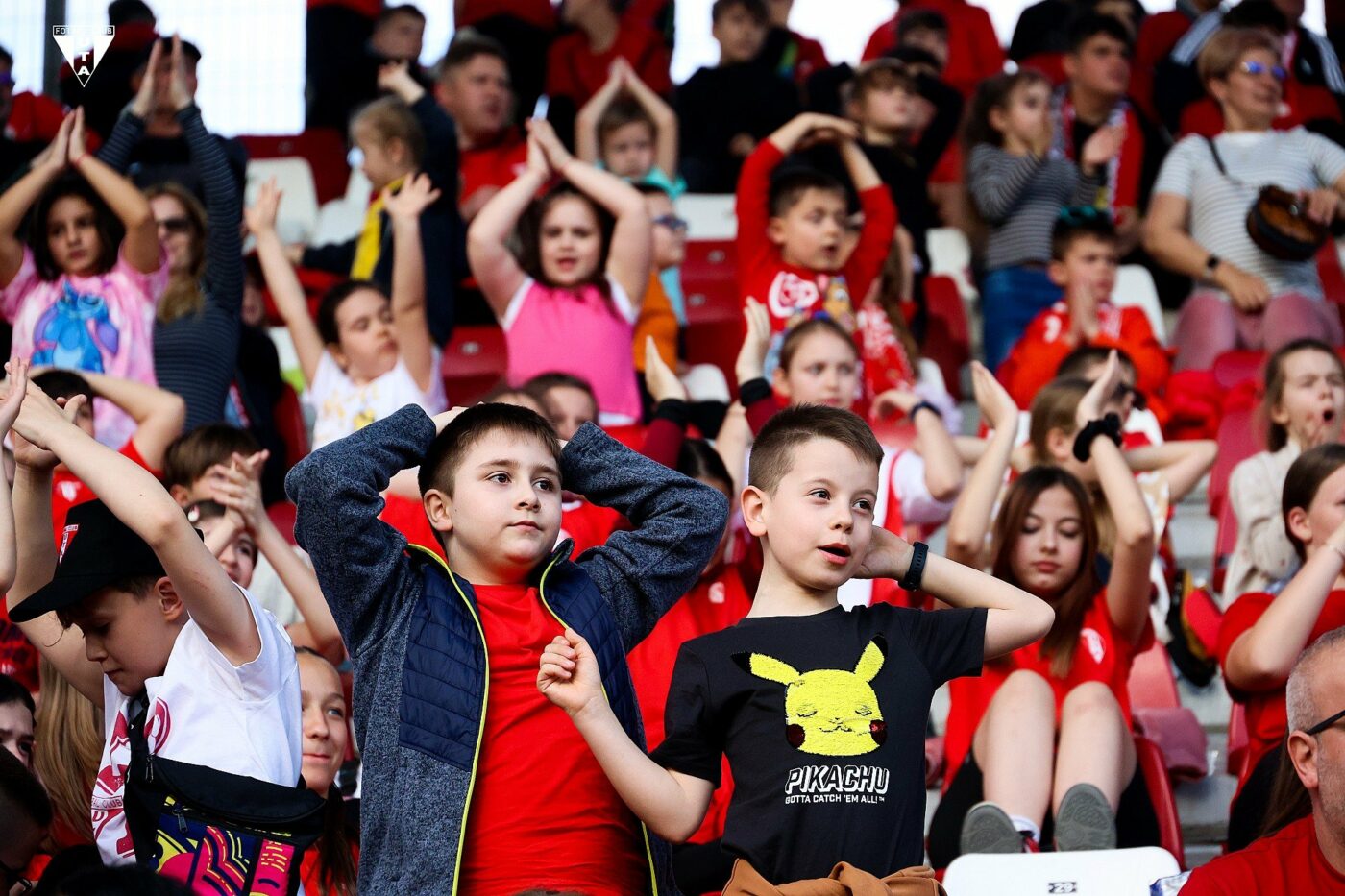 Imaginile unice în fotbalul românesc! Peste 5 mii de copii au făcut spectacol în tribune la UTA – FC Botoșani și l-au impresionat pe Mircea Rednic. VIDEO