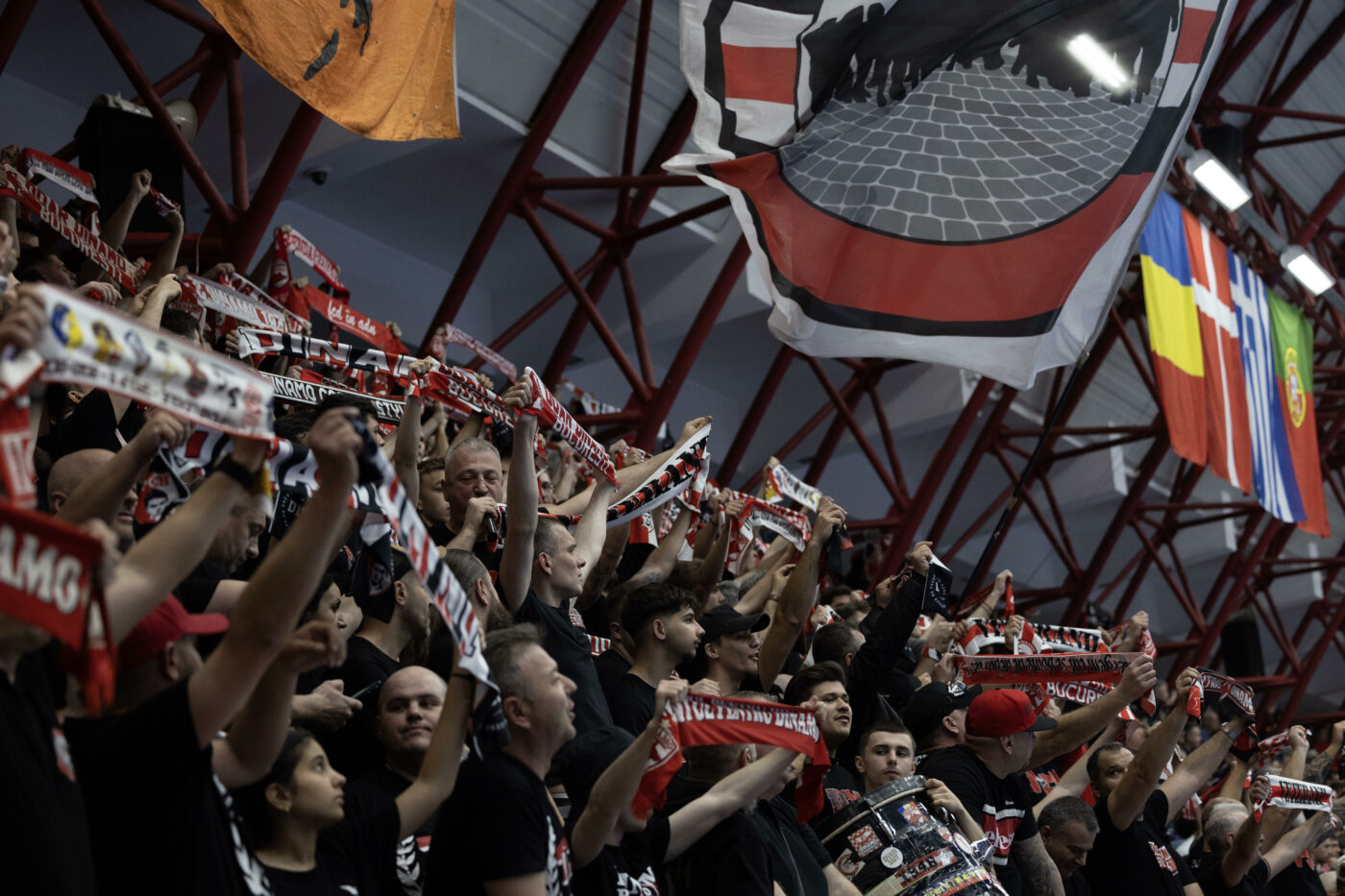 Infern în alb și roșu pentru un meci istoric al lui Dinamo! Adversarii, așteptați într-o atmosferă fabuloasă în „Ștefan cel Mare”. Câte bilete mai sunt disponibile. EXCLUSIV