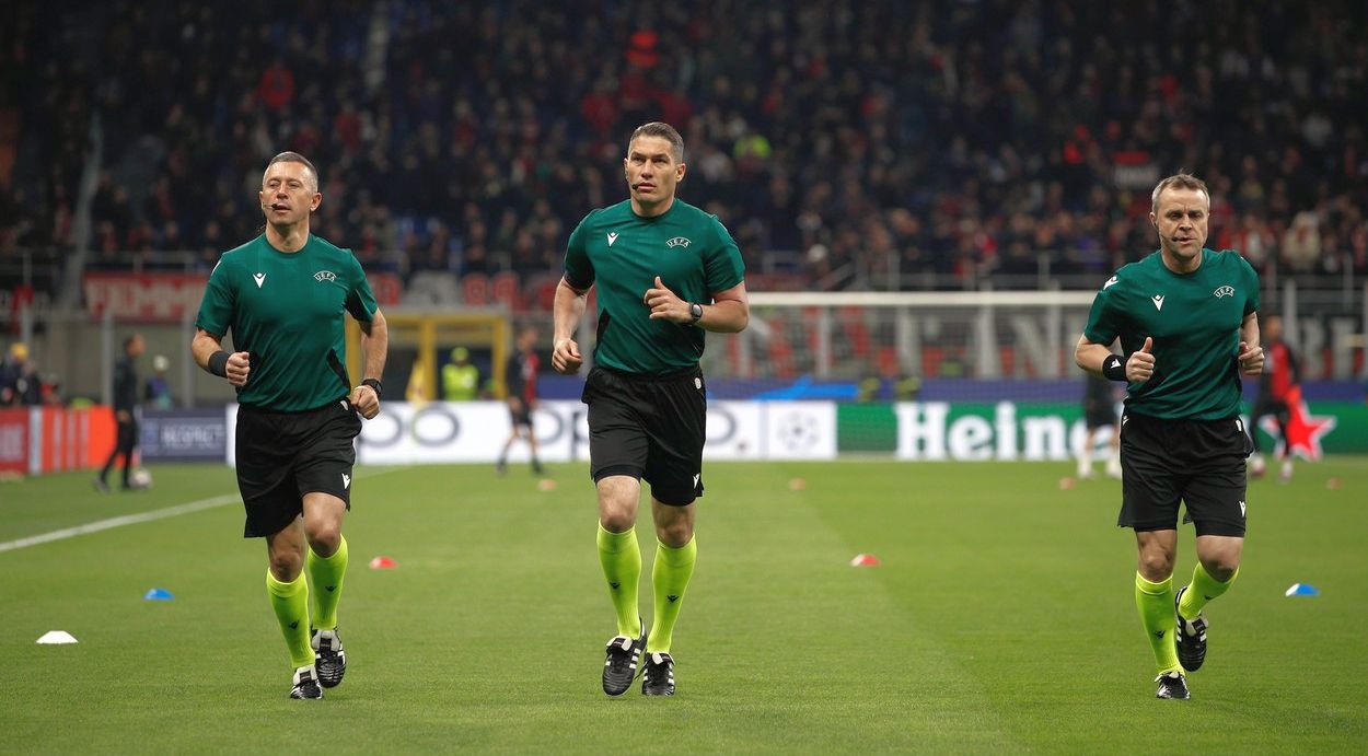 Istvan Kovacs a făcut praf meciul Barcelona – PSG şi e atacat până şi în ziarul de casă al lui Real Madrid! Faza de la eliminarea lui Araujo a declanşat furia spaniolilor: „Nu văd faultul!”