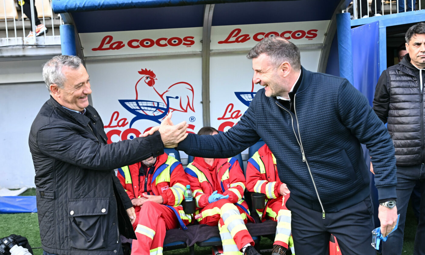 Mircea Rednic a făcut show după Petrolul – UTA 1-1: „Mai încearcă unii să bage câte o strâmbă!” Nu își lasă fotbalistul să plece la Rapid: „Mă țin de picioarele lui!”