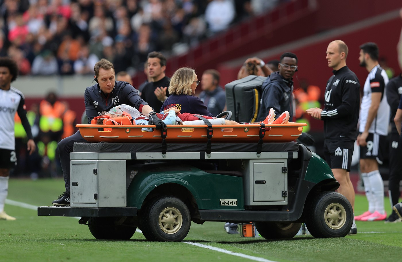 Momente terifiante în Premier League. Fotbalistul de 19 ani s-a prăbușit pe teren și toată lumea a amuțit