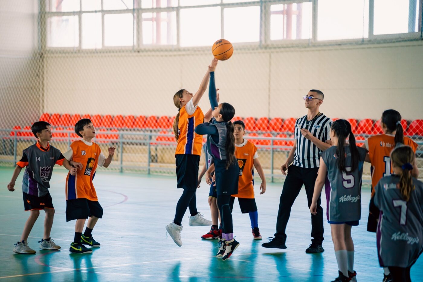 NBA a ajuns la Pucioasa și la Valea Călugărească! „Bucuria copiilor este bucuria familiilor. Nu ai cum să nu te încarci cu energie, cu emoție, când le vezi entuziasmul”. GALERIE FOTO