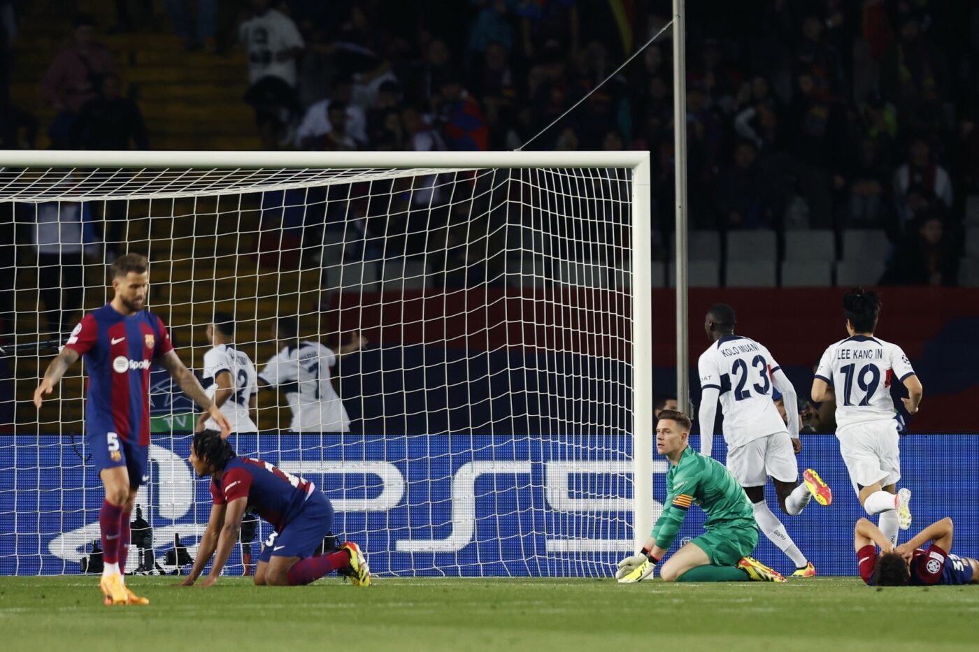 Nemții Barcelonei îl „trădează” pe Xavi și îi dau dreptate lui Istvan Kovacs în cea mai controversată fază a sezonului din Liga Campionilor! Ter Stegen, reacție neașteptată pentru catalani: „Se poate fluiera faultul lui Araujo. Și dacă îl fluieri, e de roșu”