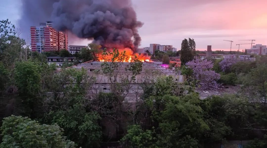 Panică în apropierea stadionului Giuleşti, în timpul meciului Rapid – Universitatea Craiova, după ce o clădire dezafectată a luat foc! Imagini incredibile cu incendiul care a provocat un fum uriaş