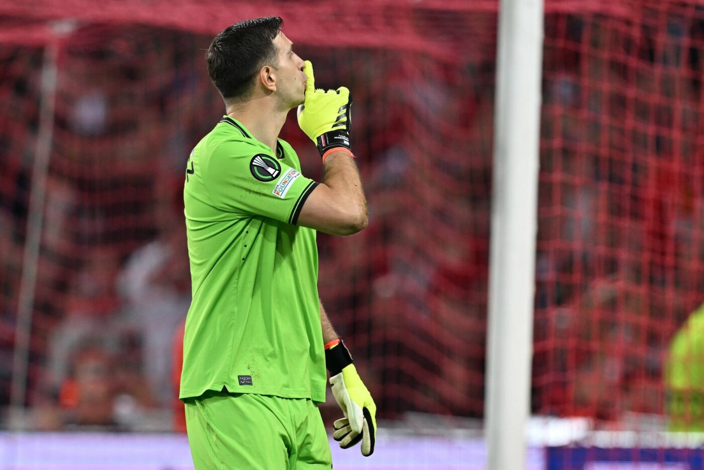 Portarul Emiliano Martinez a primit al doilea galben, la loviturile de departajare, dar arbitrul nu l-a eliminat. A apărat ultima execuție și a calificat-o pe Aston Villa în semifinale: de ce nu a primit roșu, de fapt!