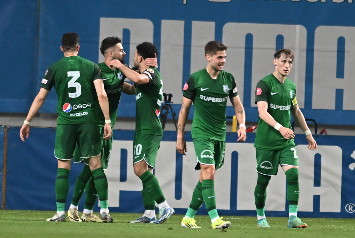Povestea celui mai in formă fotbalist de la Farul! A plecat de acasă la 13 ani, de la Brăila la Ovidiu, la sfatul lui Gică Hagi. Cum arăta acum 7 ani atacantul. SPECIAL