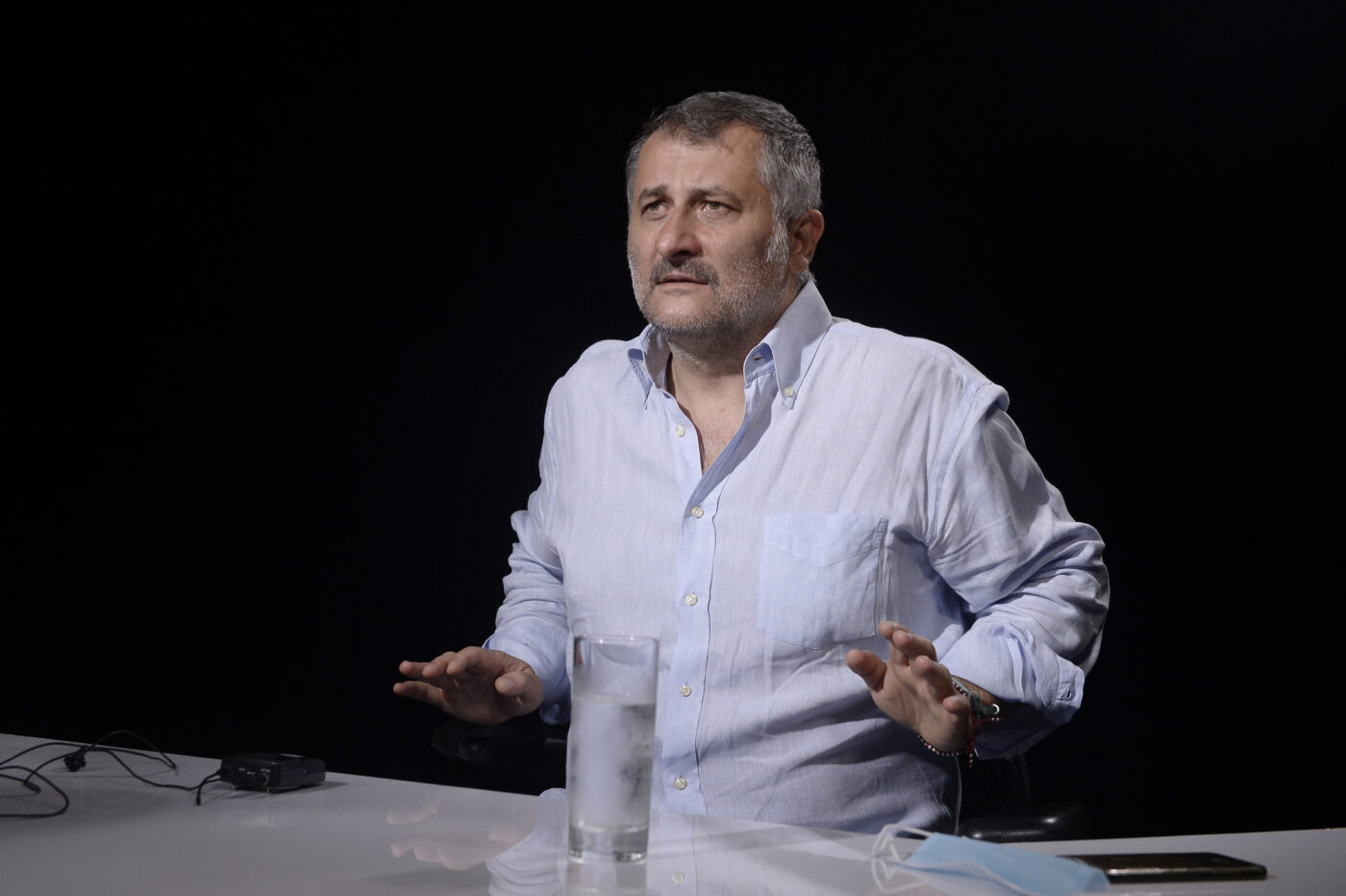 Povestea fabuloasă a fenomenalului regizor Cristi Puiu sau cum a ajuns un fotbalist ratat din Botoșani printre geniile cinematografiei românești! Își scria pe spate numele unui celebru jucător italian: „Asta era porecla mea la bloc”. VIDEO