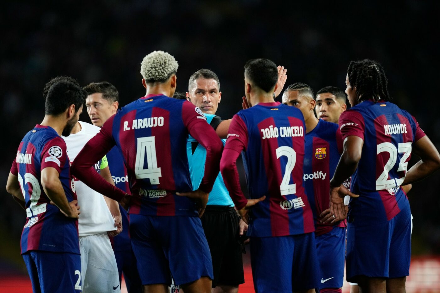 Prima reacție a lui Ronald Araujo, fotbalistul eliminat de Istvan Kovacs în FC Barcelona – PSG 1-4! E dărâmat psihic după tot ce s-a întâmplat, dar cuvintele sale nu îl distrug pe român