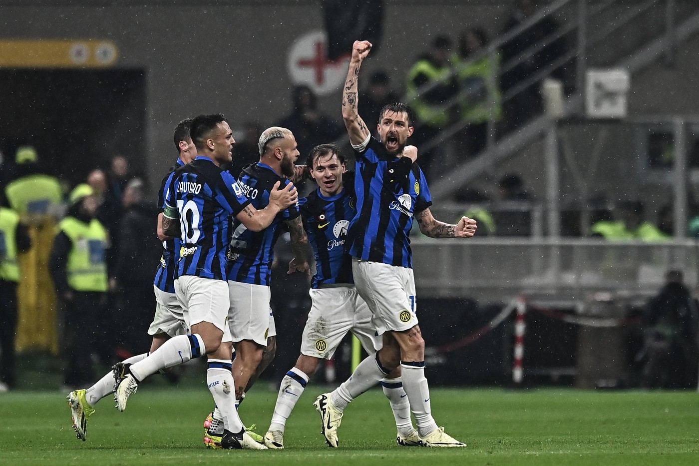 S-a terminat șmecheria: campioana Italiei a sărbătorit cu o manea românească un nou titlu! Fotbaliștii Interului au dansat de mama focului, în vestiar, pe ritmurile „Made în România”, melodia lui Ionuț Cercel. VIDEO