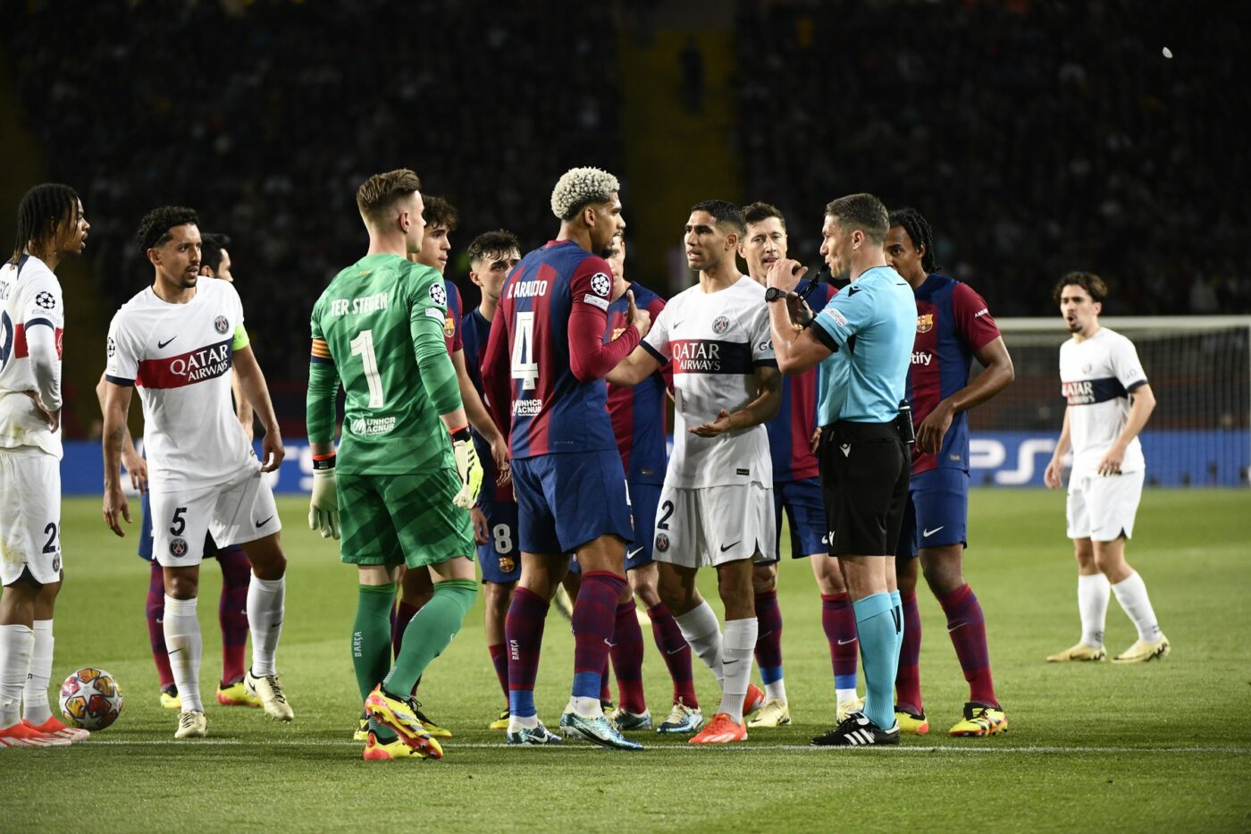 Scandal imens cu Istvan Kovacs în Barcelona – PSG! Fază controversată care a aruncat în aer calificarea: cartonaş roşu pentru Araujo! VIDEO